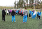 13 ja 15 ryhmäläisiä valmentajiensa kanssa