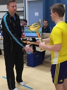 Tais mennä Lappeeseen saunoo... Janne ojentaa pokaalin Tomille...