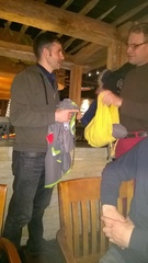 Alex ja Makke illallisella rekvisiitan vaihdossa...